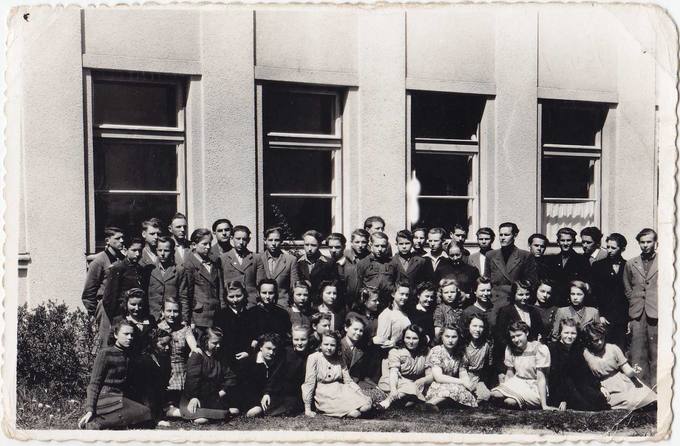 Pasvalio gimnazijos 1948–1949 mokslo metų šeštųjų klasių mokiniai su auklėtojais E. Kupryte ir A. Pladžiu 